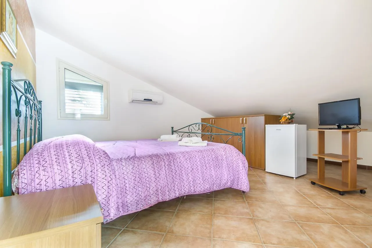 Case Vacanze Paradise Beach Vicino Cefalu Piscina Aperta Campofelice Di Roccella 0*,  Itália
